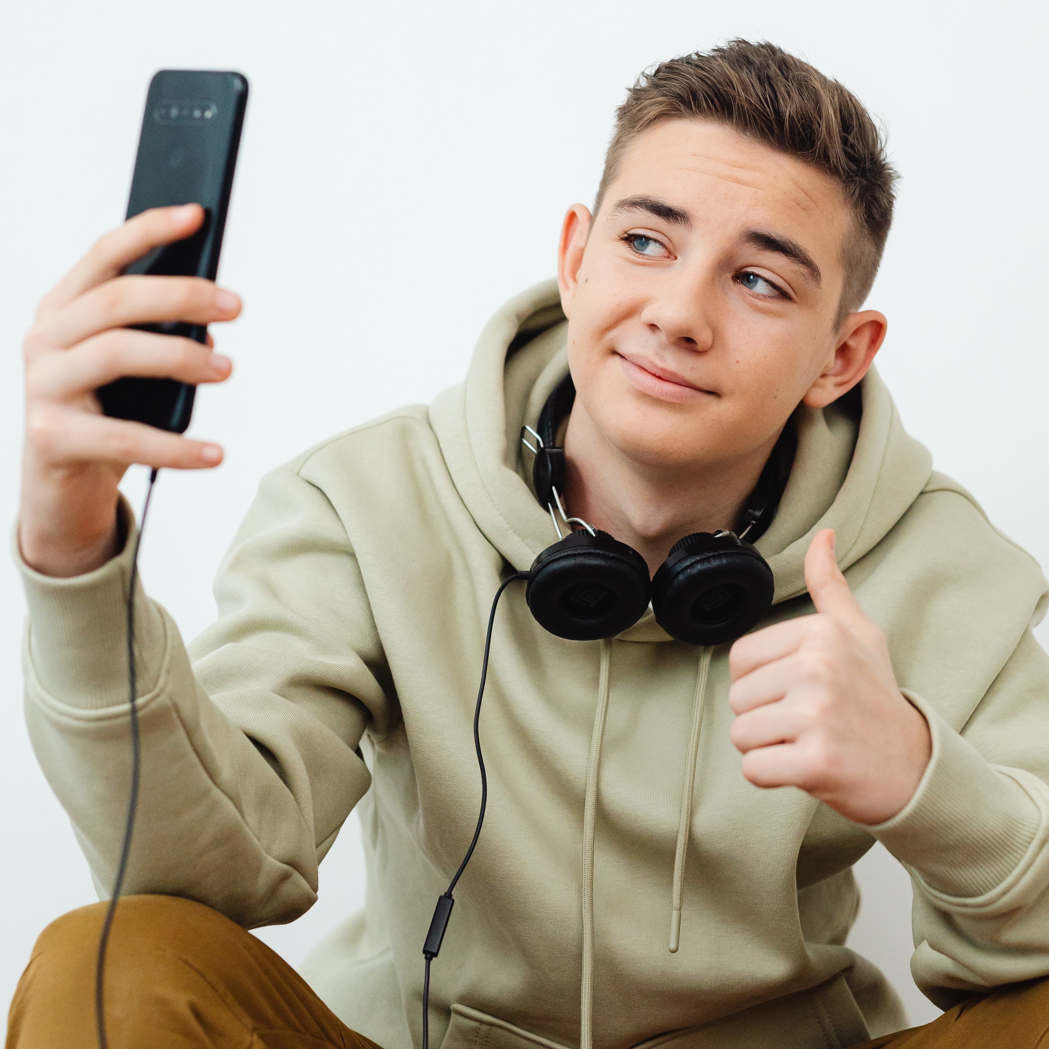 Adolescent qui se prend en photo avec son téléphone